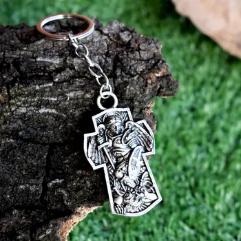 SanLan 1pcs הקדוש סנט מייקל מלאך מחזיק מפתחות קרוס מגן תפילה מדליית