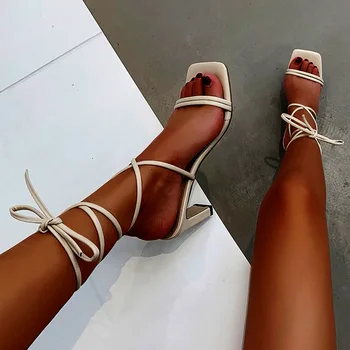 רחוב עדכני 2022 חדש של נשים העקב פגיון חולות עקבים רצועת הבוהן ציוץ לבן קיץ אופנה נעליים חוצות